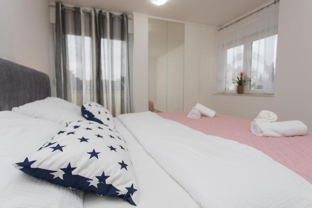 Postel nebo postele na pokoji v ubytování Luxury Apartment Jana
