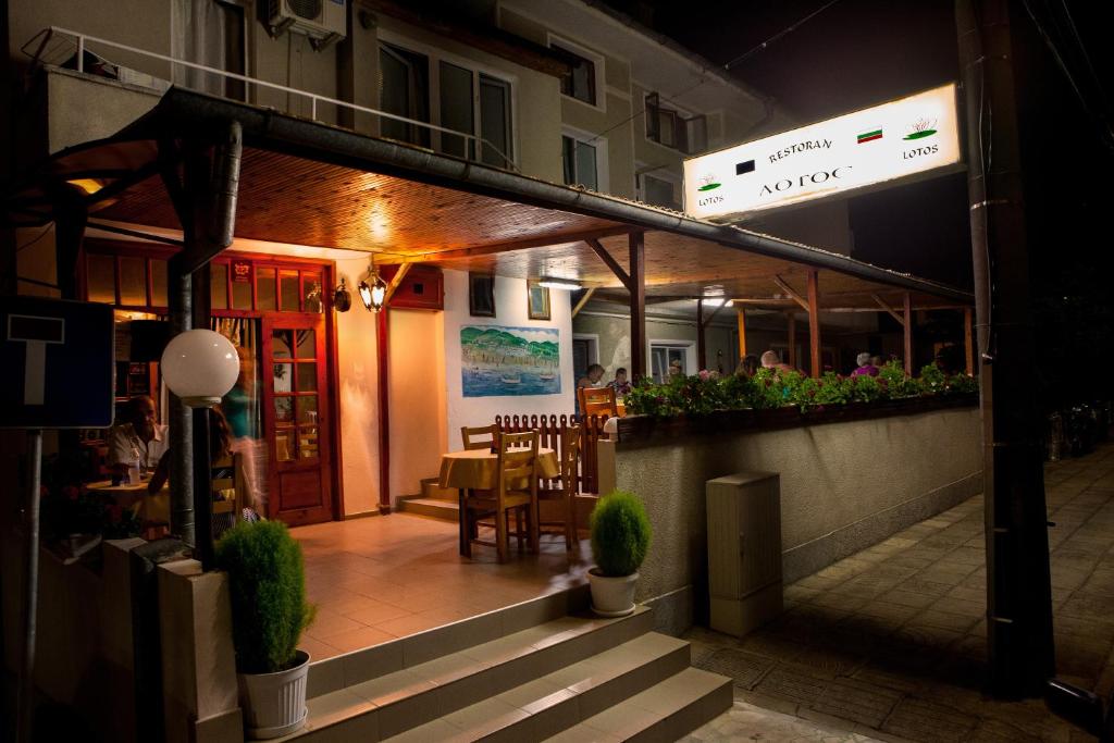 オブゾルにあるGuest Rooms Grudoviの夜のレストランで、テーブルと椅子を用意しています。