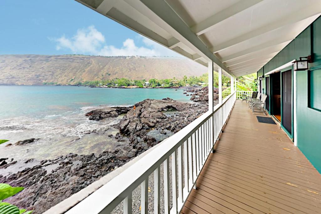 - un balcon offrant une vue sur l'océan dans l'établissement Manini Beach Breath Taker, à Captain Cook