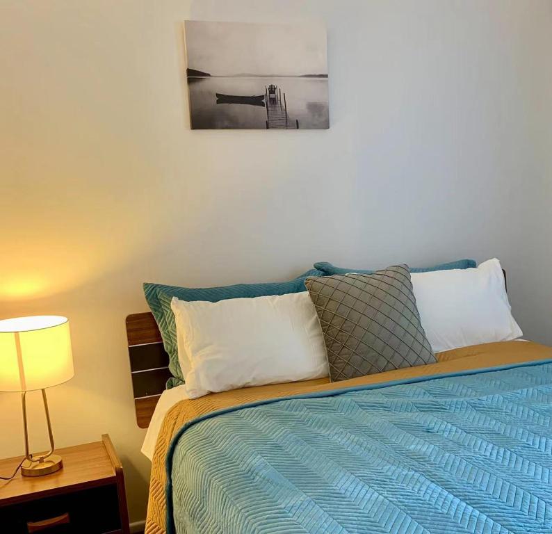 Postel nebo postele na pokoji v ubytování Auckland Central Motel
