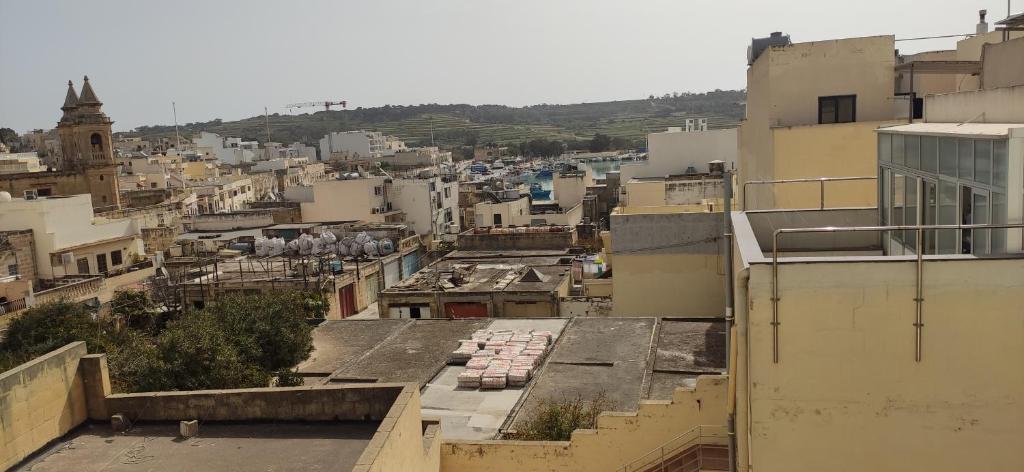 Nespecifikovaný výhled na destinaci Marsaxlokk nebo výhled na město při pohledu z apartmánu