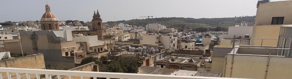 Nespecifikovaný výhled na destinaci Marsaxlokk nebo výhled na město při pohledu z apartmánu
