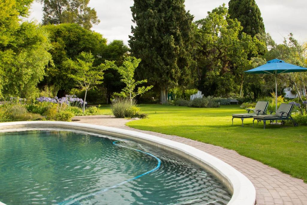 The swimming pool at or close to Matoppo Inn