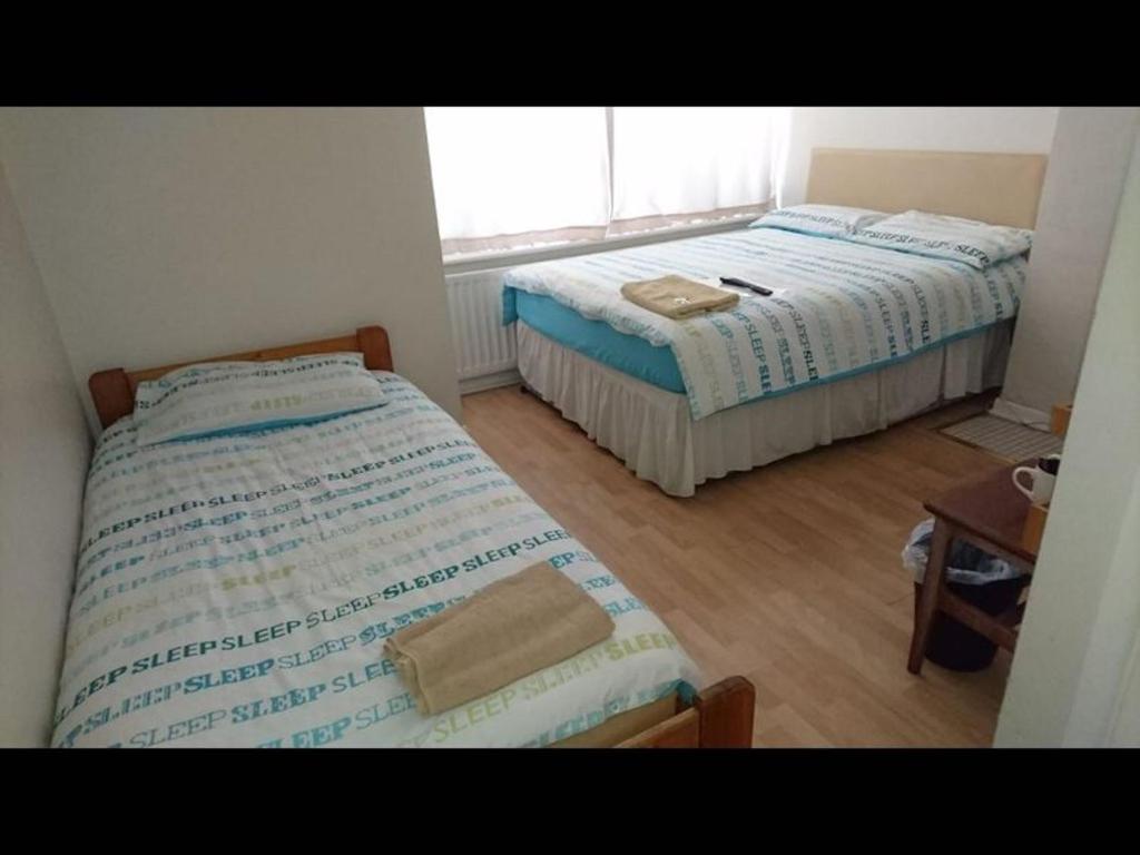 Llit o llits en una habitació de Room in Guest room - Family Room Sleeps 3 with 1 double and 1 single bed Ground Floor Private shower