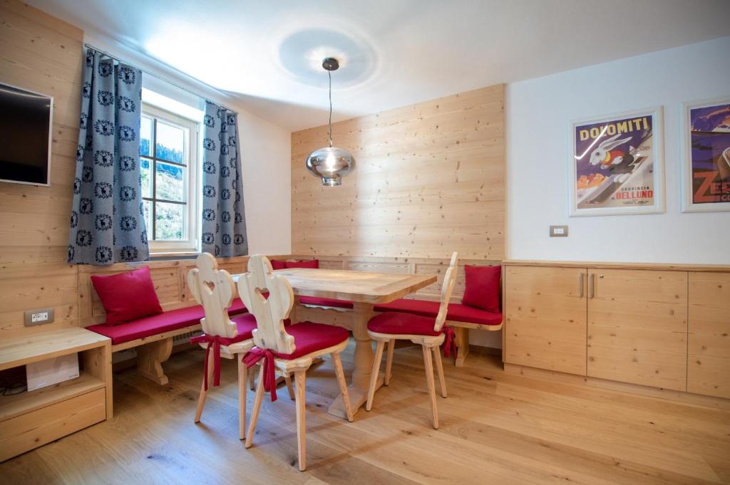 Televízia a/alebo spoločenská miestnosť v ubytovaní Apartments Alpen Domus