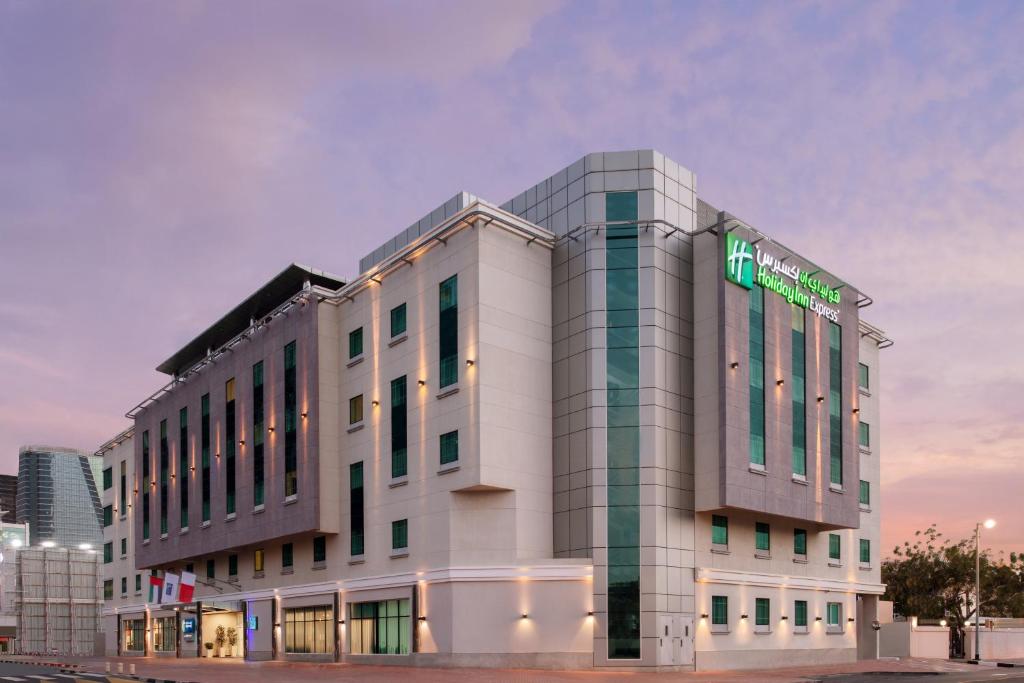 budynek z znakiem na boku w obiekcie Holiday Inn Express Dubai Safa Park, an IHG Hotel w Dubaju