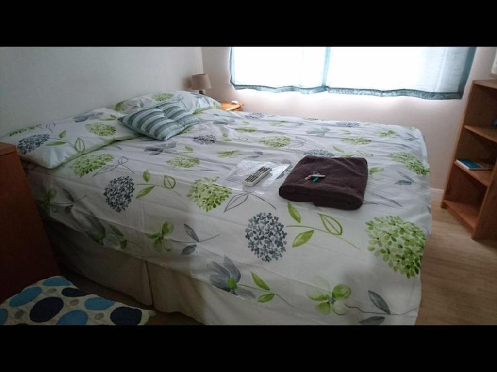 Ліжко або ліжка в номері Room in Guest room - Double with shared bathroom sleeps 1-2 located 5 minutes from Heathrow dsbyr