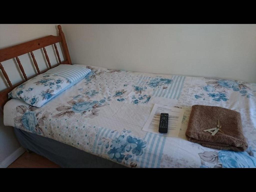 Säng eller sängar i ett rum på Room in Guest room - Tiny Single shared bathroom Room ssbyr