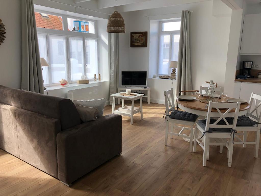 a living room with a couch and a table at Gîte Graziella in Wissant