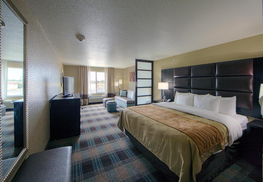 Habitación de hotel con cama y TV en Comfort Inn & Suites, White Settlement-Fort Worth West, TX, en Fort Worth