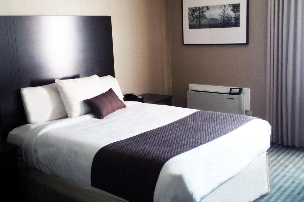 Days Inn by Wyndham Stouffville - Deluxe Queen Room - Non-Smoking
