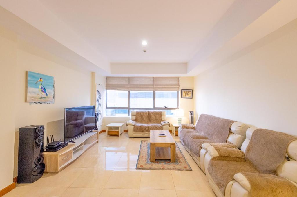TV a/nebo společenská místnost v ubytování Luxury Escapes - Stylish 1BR - Murad Tower - Close to the Emirates Mall