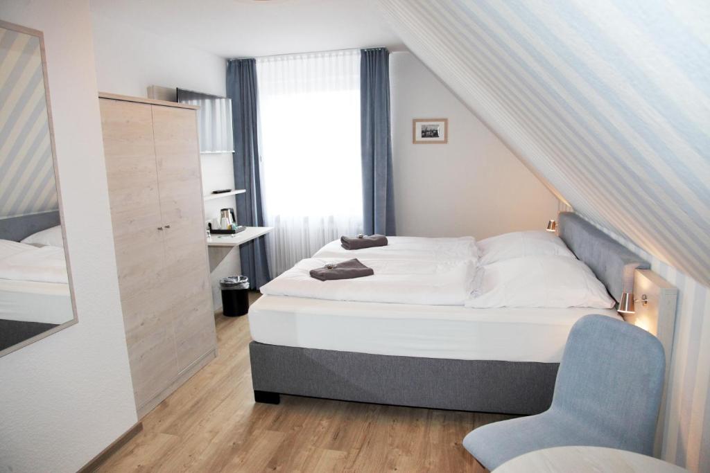 Tempat tidur dalam kamar di Hotel Pension Norddeich