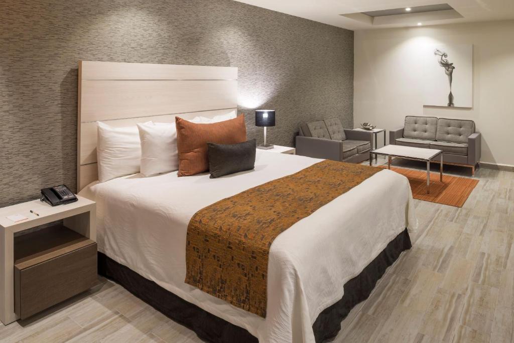 Postel nebo postele na pokoji v ubytování Real Inn Celaya
