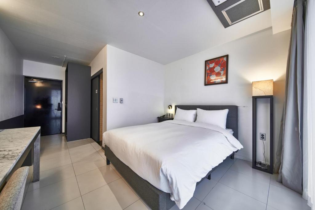Postel nebo postele na pokoji v ubytování Lareem Boutique Hotel
