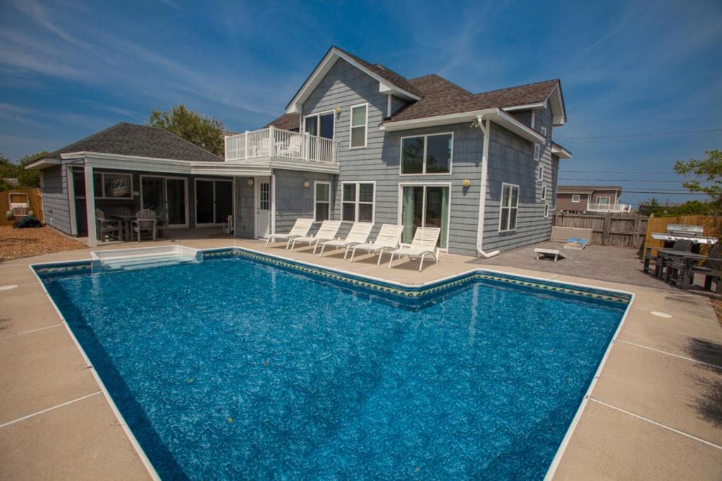 バージニアビーチにあるAnchor Downの家の前にプールがある家