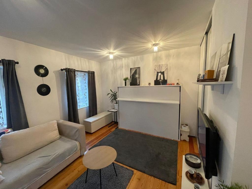 ein Wohnzimmer mit einem Sofa und einem Tisch in der Unterkunft Apartment Tkalča in Zagreb