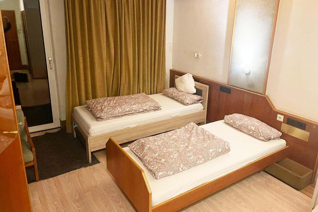 Postel nebo postele na pokoji v ubytování One Room Apartment in Bergisch Gladbach
