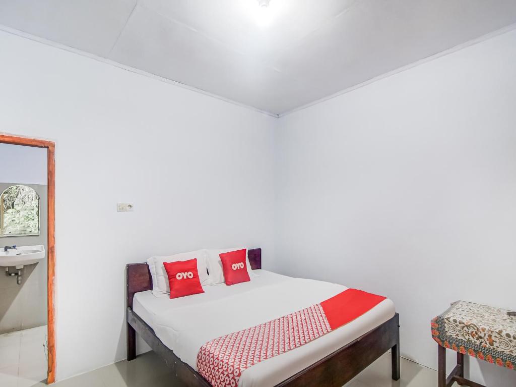 سرير أو أسرّة في غرفة في OYO 90924 Tarsius Homestay