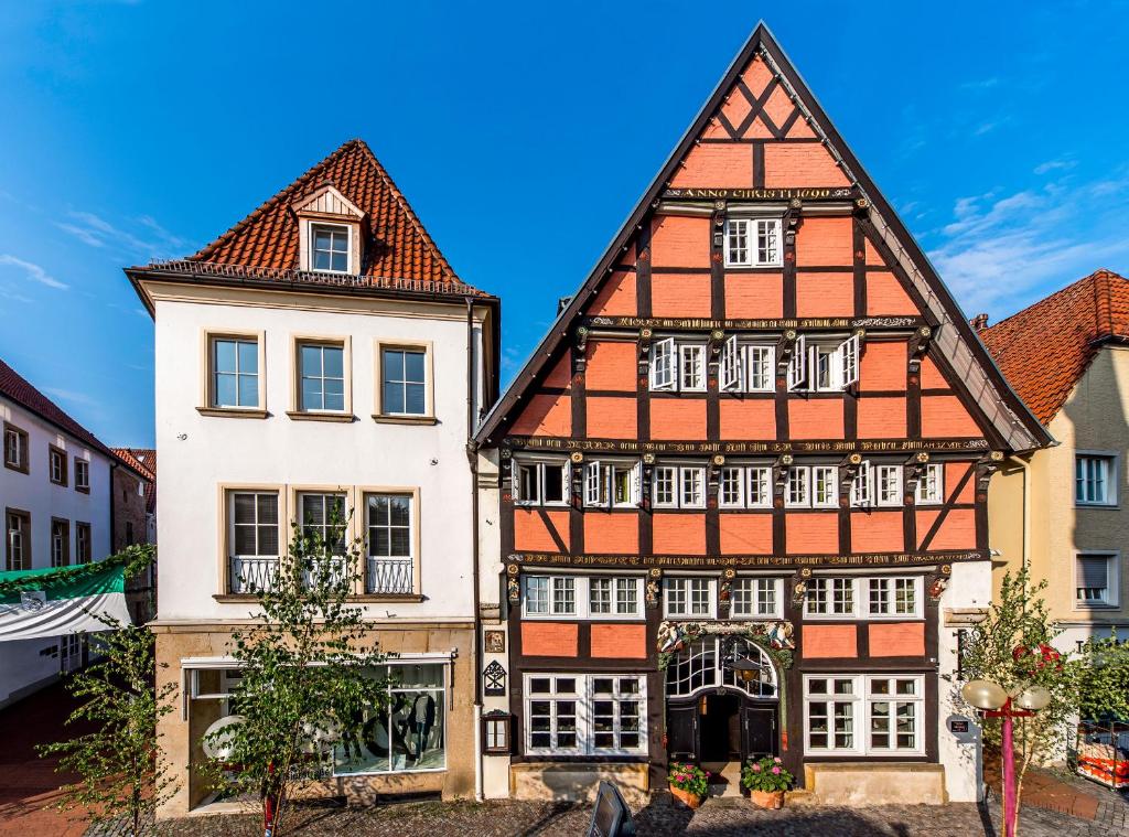 una casa antigua y un edificio con entramado de madera en Romantik Hotel Walhalla en Osnabrück