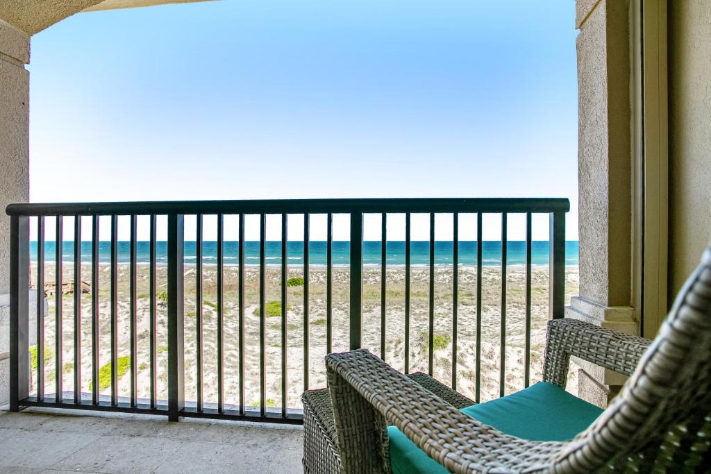 een balkon met uitzicht op het strand bij Sea Chase Unit 4 in Fernandina Beach