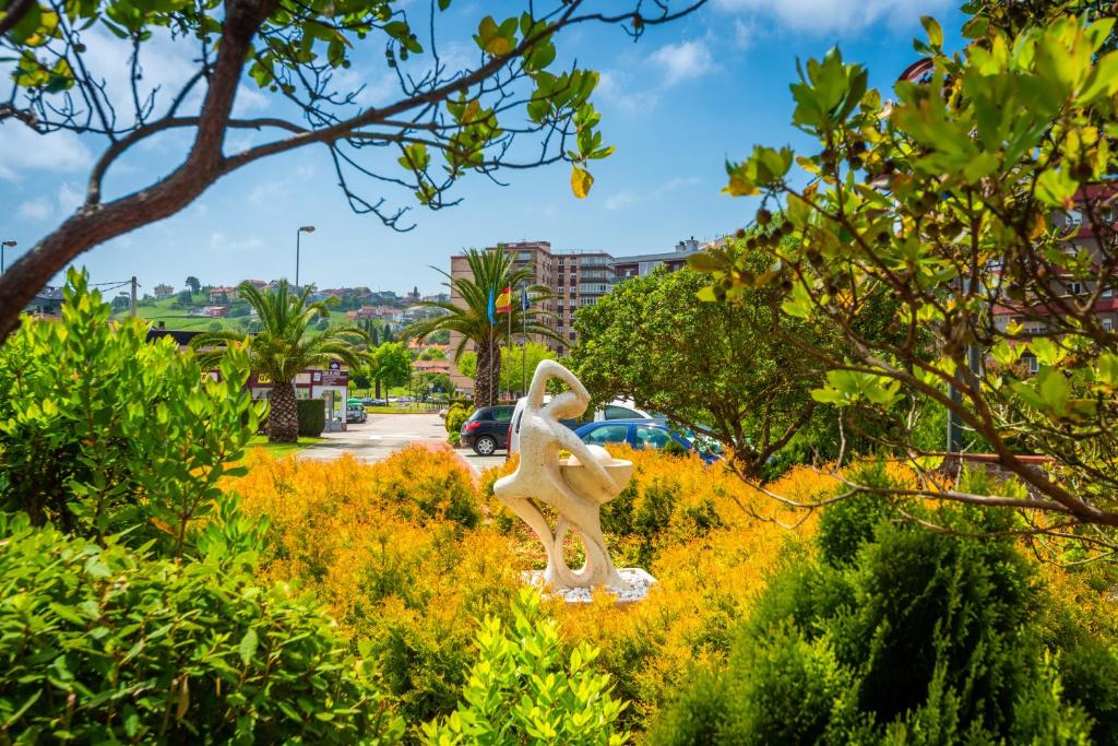 A garden outside Hotel Castillo de Gauzón