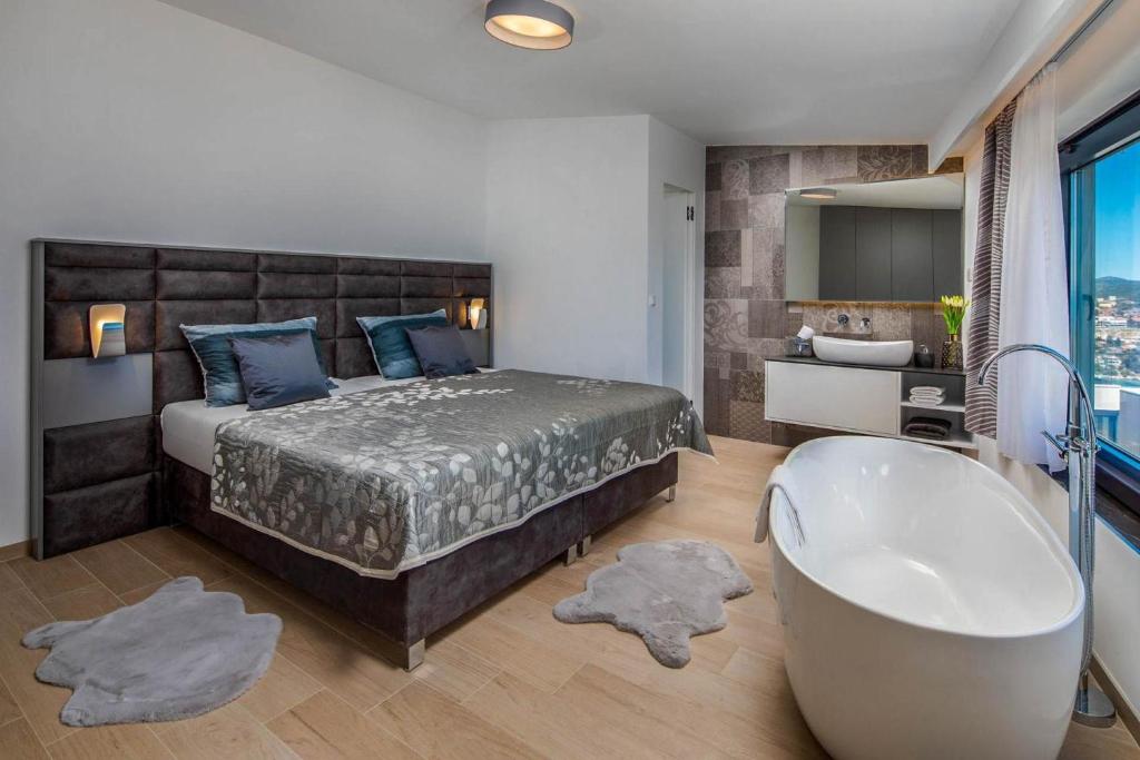 Excellent place for the group to socialize, play cards or simply relax