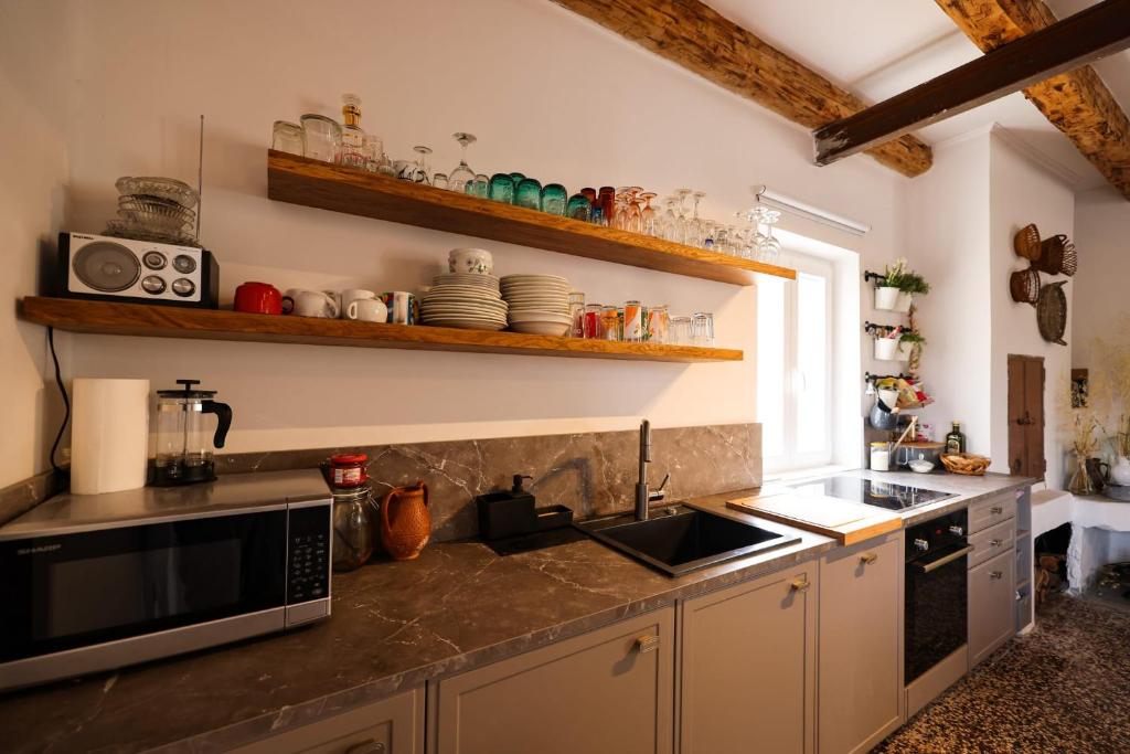 Kuchyňa alebo kuchynka v ubytovaní Villa Kana - Mediterranean holiday home