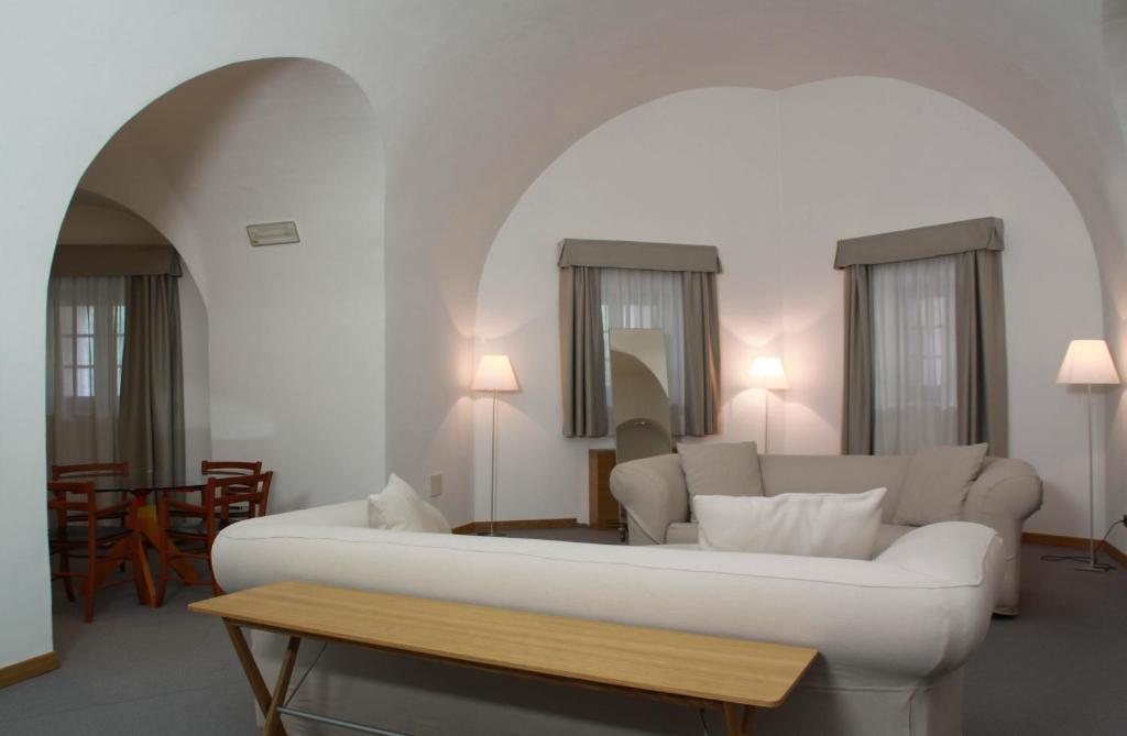salon z białą kanapą i stołem w obiekcie Hotel Cavour Et Des Officiers w mieście Bard