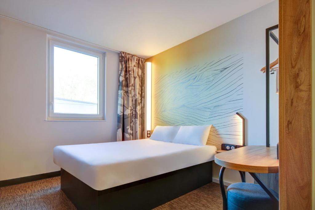 Postel nebo postele na pokoji v ubytování B&B HOTEL Epernay