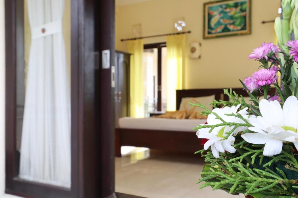 Postel nebo postele na pokoji v ubytování Wijaya Guest House Ubud