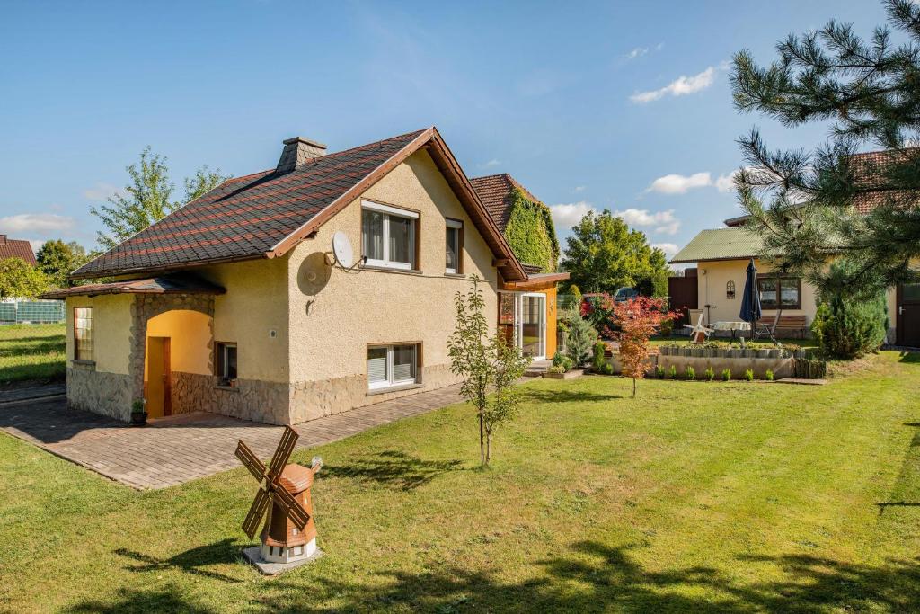 uma casa com um moinho de vento no quintal em Ferienhaus Rabold em Bad Liebenstein