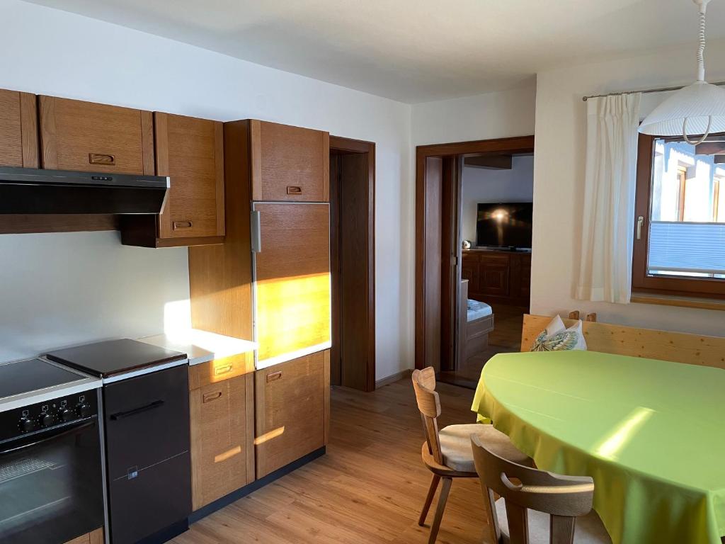 Eldhús eða eldhúskrókur á FerienWohnung Weer