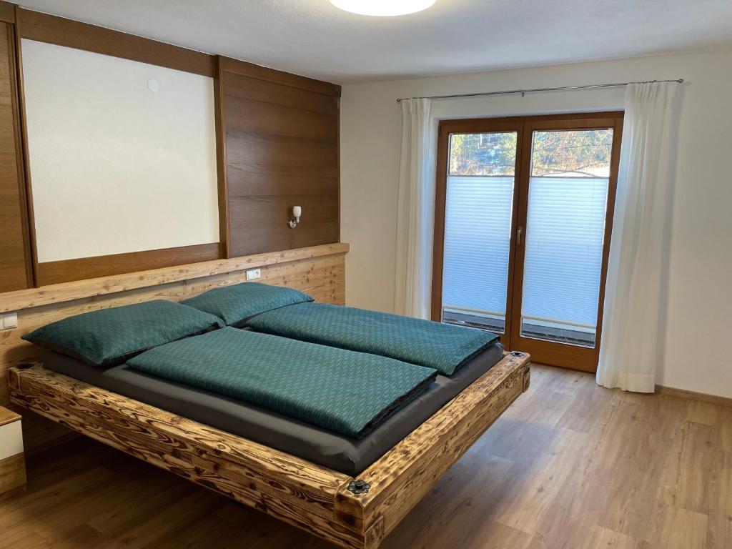 Rúm í herbergi á FerienWohnung Weer