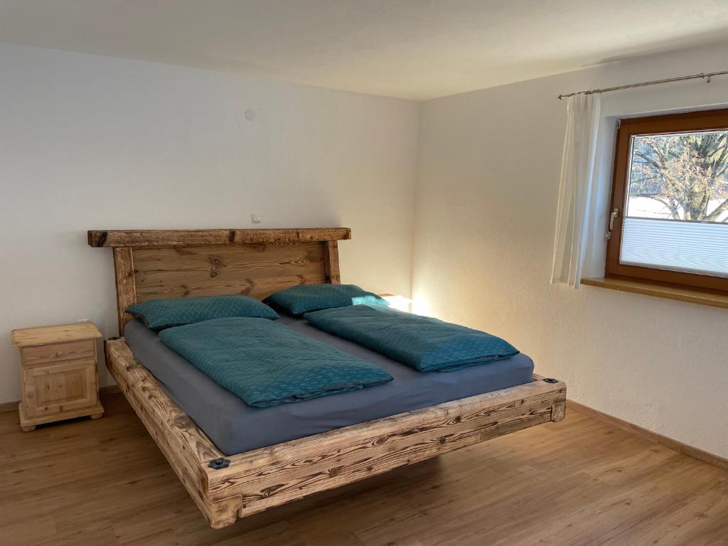 Rúm í herbergi á FerienWohnung Weer