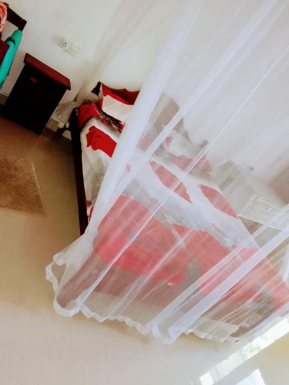Postel nebo postele na pokoji v ubytování New Red Rose Ella