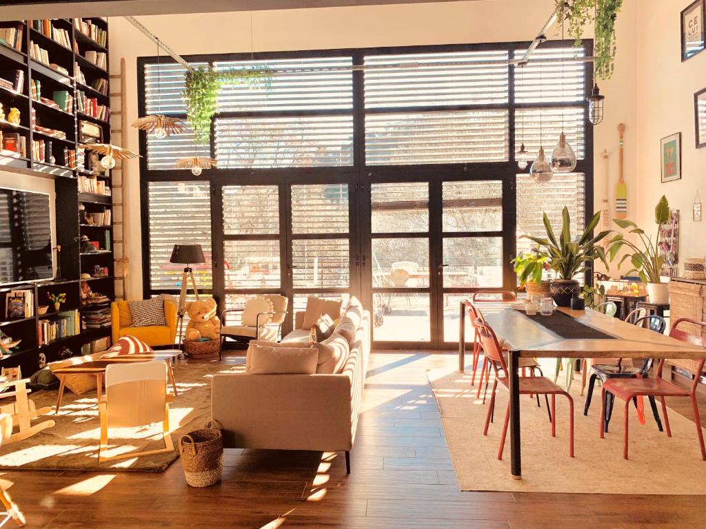 un salon avec une table et des chaises dans l'établissement Magnifique villa avec piscine, à Alès