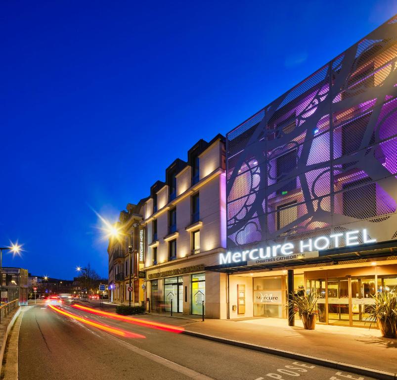 un hôtel dans une rue la nuit dans l'établissement Mercure Chartres Centre Cathedrale, à Chartres