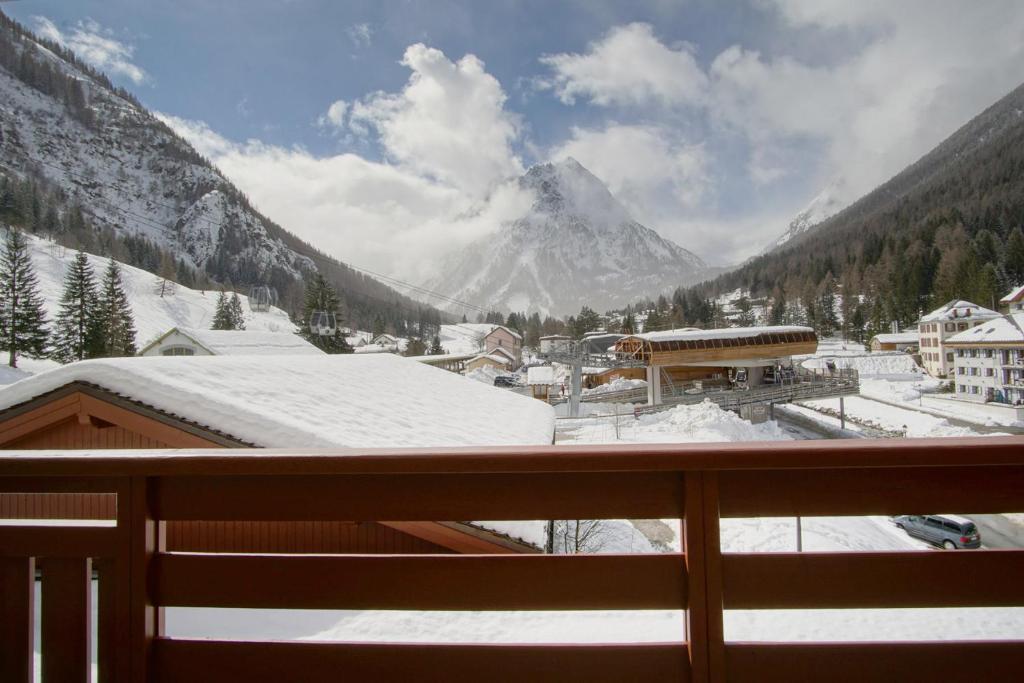 balcón con vistas a una montaña nevada en Le REFUGE DES PORTES DU MONT BLANC, en Vallorcine