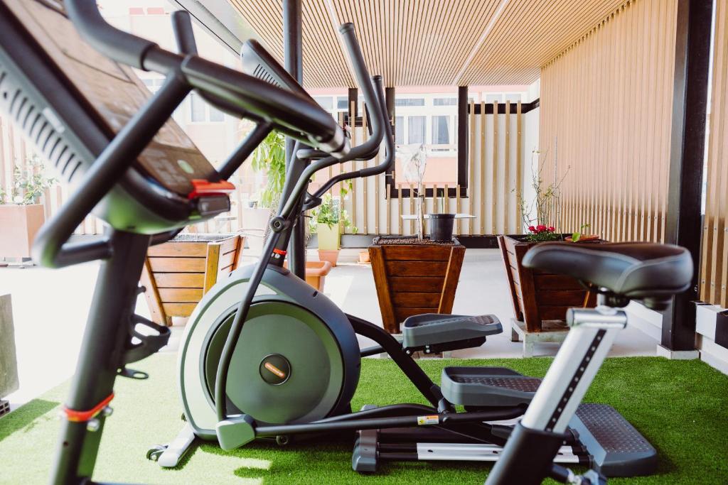 een kamer met een fitnessruimte met een loopband bij Catalina Plaza Hotel Sostenible in Las Palmas de Gran Canaria