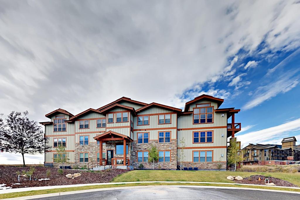 un gran edificio de apartamentos con techo alto en Deer Park Dream, en Heber City