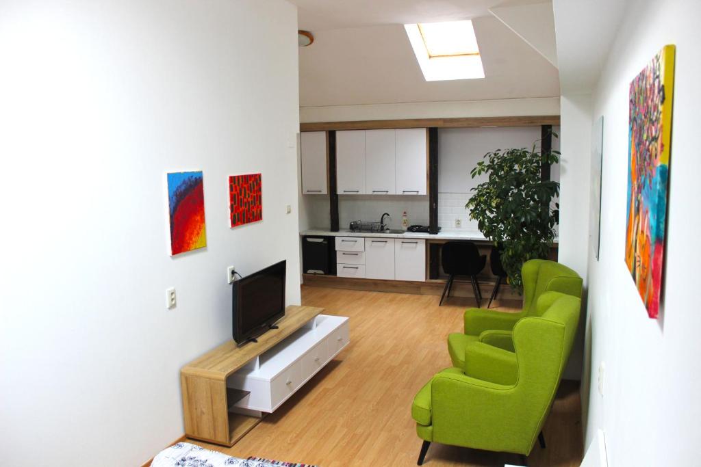 Posedenie v ubytovaní Krásny priestranný slnečný apartmán v centre mesta