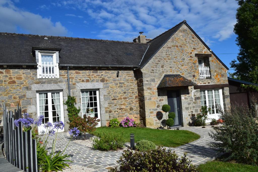 una casa de piedra con un jardín delante de ella en Jolie maison de campagne rénovée en 2022 en Langueux