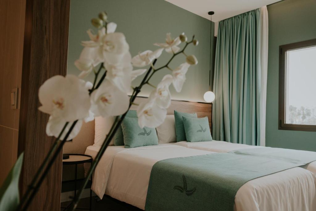 Een bed of bedden in een kamer bij Catalina Plaza Hotel Sostenible