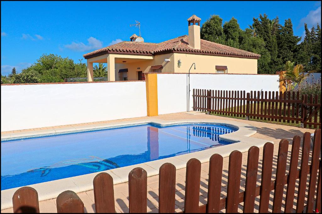 Basen w obiekcie Chalet con piscina privada lub w pobliżu