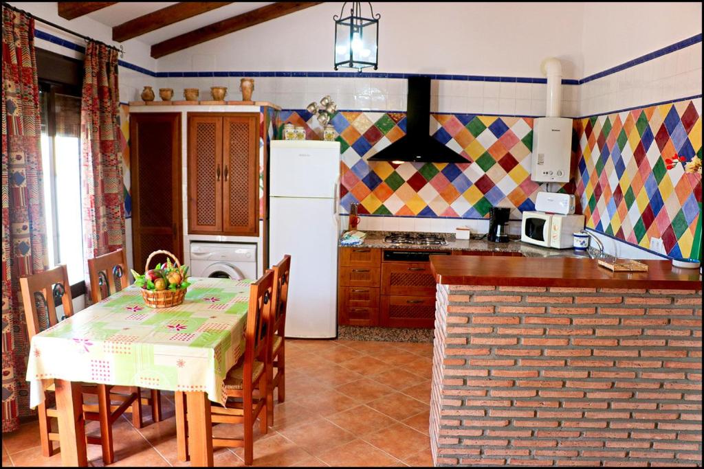 Kuchnia lub aneks kuchenny w obiekcie Chalet con piscina privada