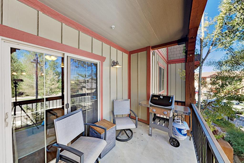 een thuiskantoor met een bureau en stoelen op een balkon bij Bear Hollow Village Mountain View in Park City