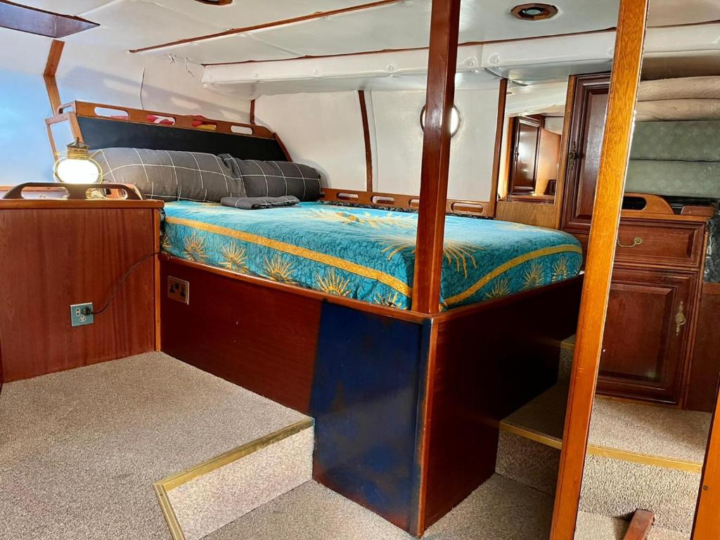 una cama en la parte trasera de un barco en salidas en barco, en Premiá de Mar