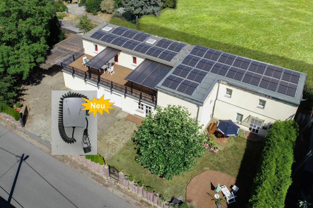 Landhaus Kaltenborn في Trebsen: اطلالة جوية على منزل عليه لوحات شمسية
