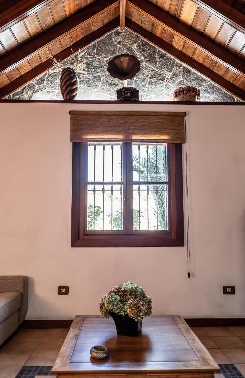 A seating area at CASA RURAL EL LAGAR TENERIFE